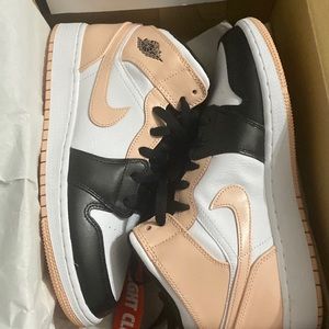 Jordan 1crimson tint